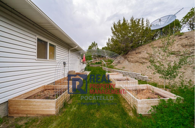 Building Photo - Beautiful 5 bedroom 4 bath house - 2 car g...