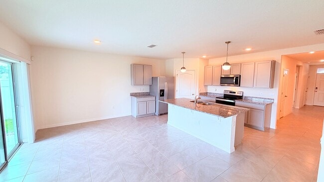 Building Photo - Charming Deltona 4/2 Ready for Move-in!