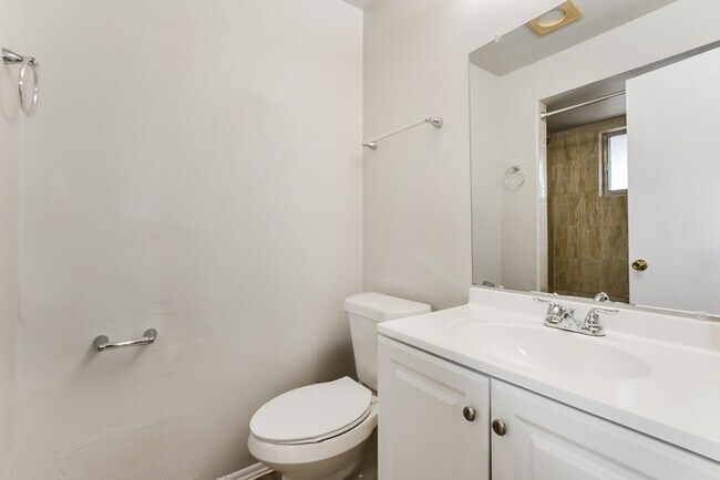 Building Photo - 213 Moonbeam Rd