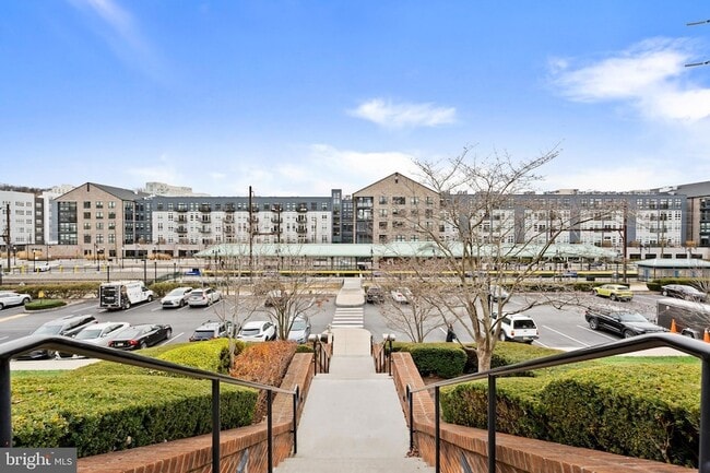 Building Photo - 200 W Elm St