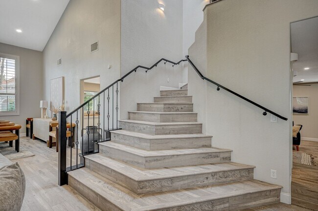 Building Photo - 4 Bedroom Contemporary Furnished-Renovated...