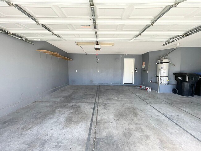 Building Photo - Beautiful 2 story 3 car garage single fami...