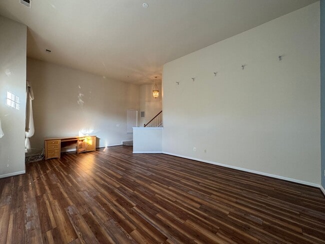 Building Photo - Stunning 4 Bed 3.5 Bath Brick Townhome In Desired Mount Zephyr