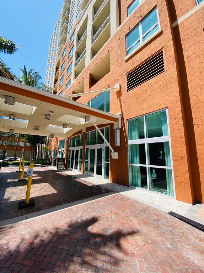 Building Photo - Spacious 2-bedroom apartment in full servi...