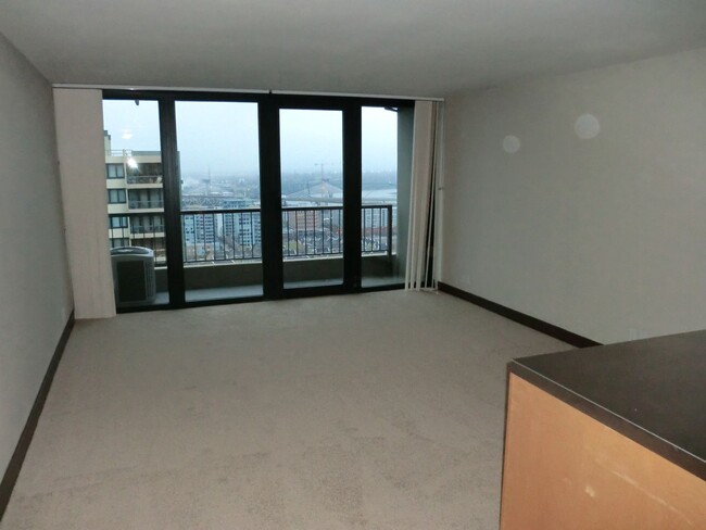 Building Photo - 16th Floor, River Views. Immaculate, Downt...