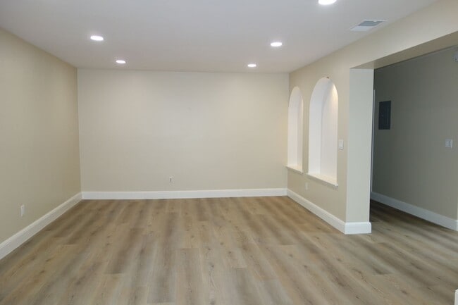 Building Photo - Cute Country Living!