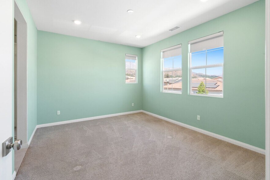 Building Photo - 528 Tibbetts St