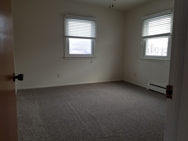 Building Photo - Hillsboro West One Bedroom Apartment, avai...