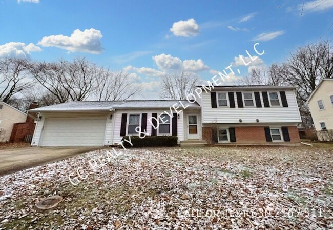 Primary Photo - ***NAPERVILLE / 4 BDRM - 2 BTH / LARGE FEN...