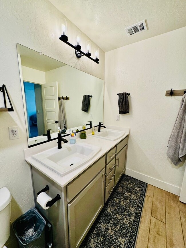 Building Photo - Beautiful 4 Bedroom 2 Bath Home with SOLAR...