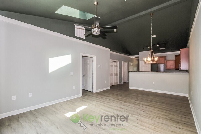Building Photo - Gorgeous  Townhome - 2 Br/2 Bath, Pet-Friendly. Just  a short walk from UNCW in Wilmington!