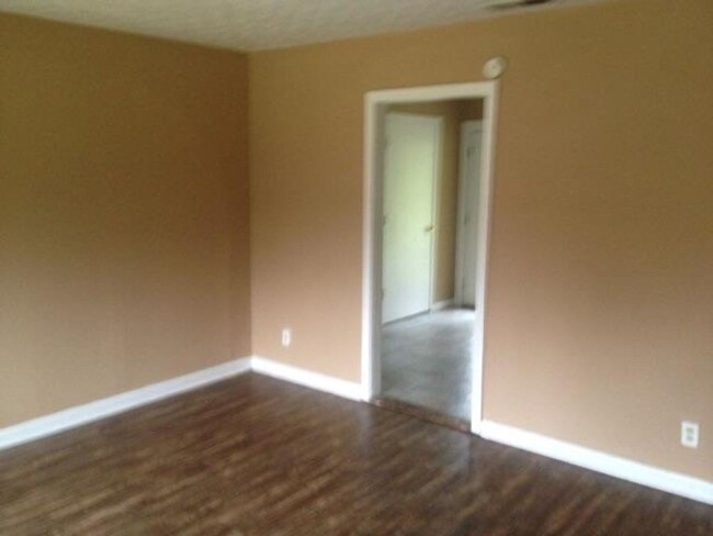 Building Photo - **AVAILABLE NOW**3 Bedroom / 1 1/2 Bathroo...