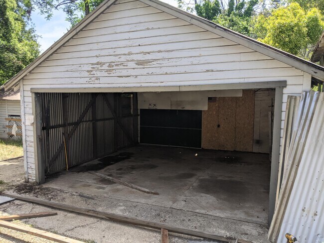 Building Photo - 405 E Main St