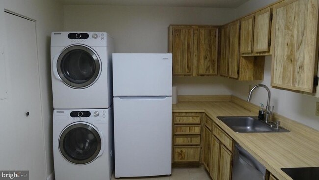 Building Photo - 8350 Greensboro Dr