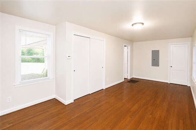 Building Photo - 1360 Cunningham Rd SW