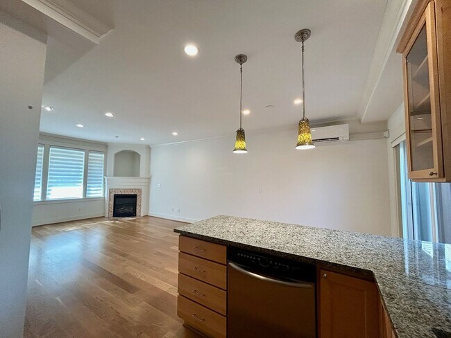 Building Photo - Queen Anne Townhome