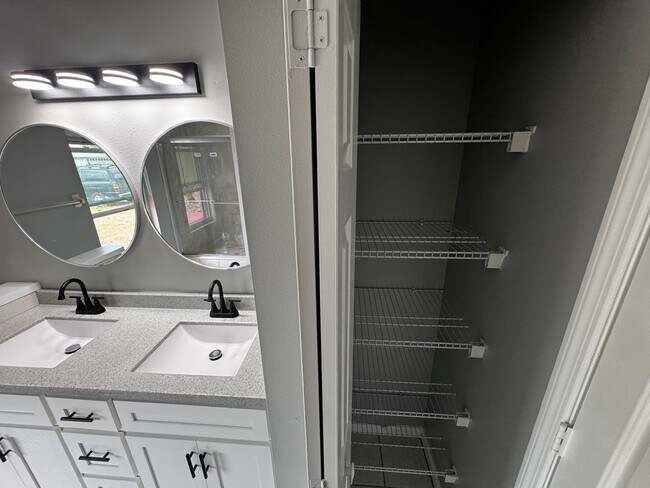 Building Photo - 3-Bedroom Ocala Home, Fenced Yard & Sunroom