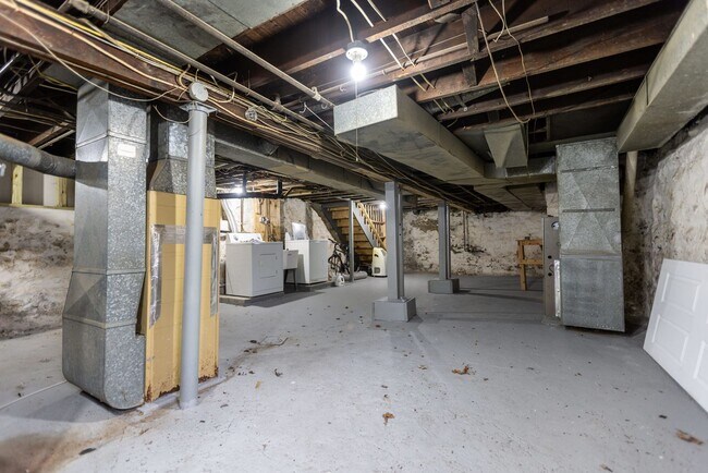 Building Photo - Kam316