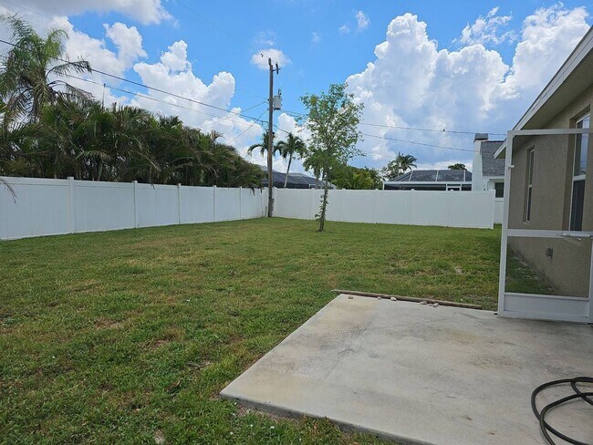 Building Photo - Nice 3 bed 2 bath 2 car garage single family home in Cape Coral with lawn care included.