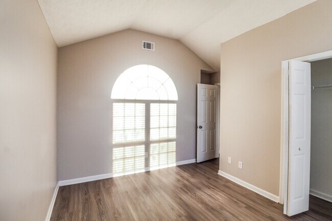 Building Photo - 1376 Trafalgar Way