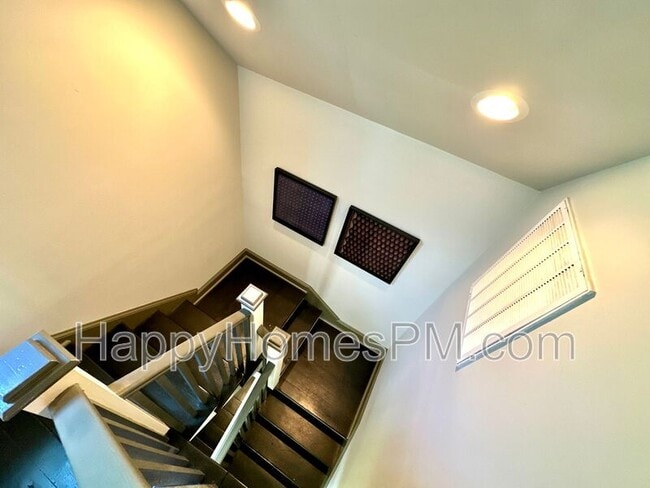 Building Photo - 9 Bogard St