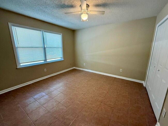 Building Photo - 4047 Fairway Dr