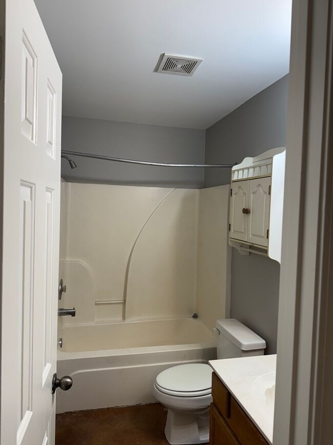 Building Photo - 411 Bruce St