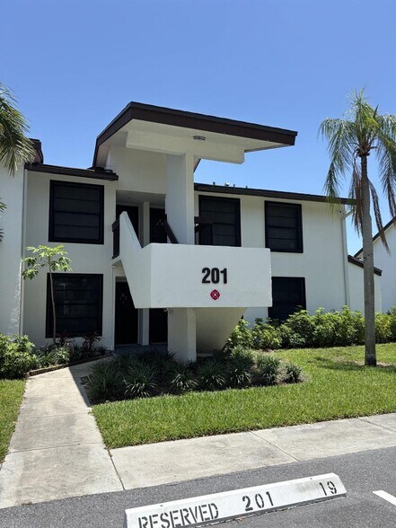 Primary Photo - 201 Lake Pointe Dr