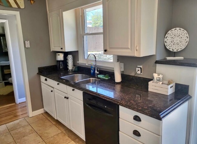 Building Photo - 202 Edgewater Dr