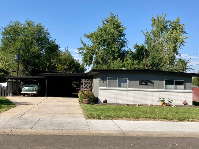 Primary Photo - 6202 W Cassia St