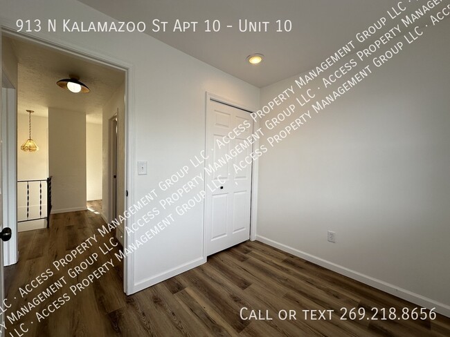 Building Photo - 913 N Kalamazoo St