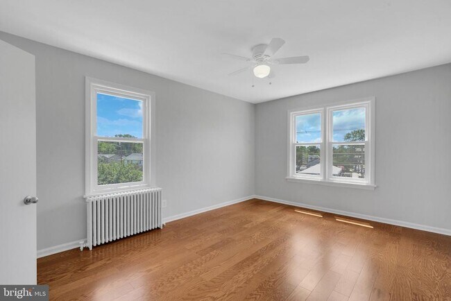 Building Photo - 121 E Browning Rd