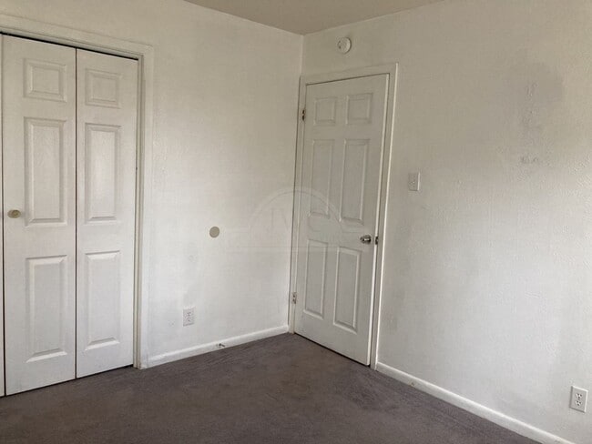 Building Photo - 303 Ridge St