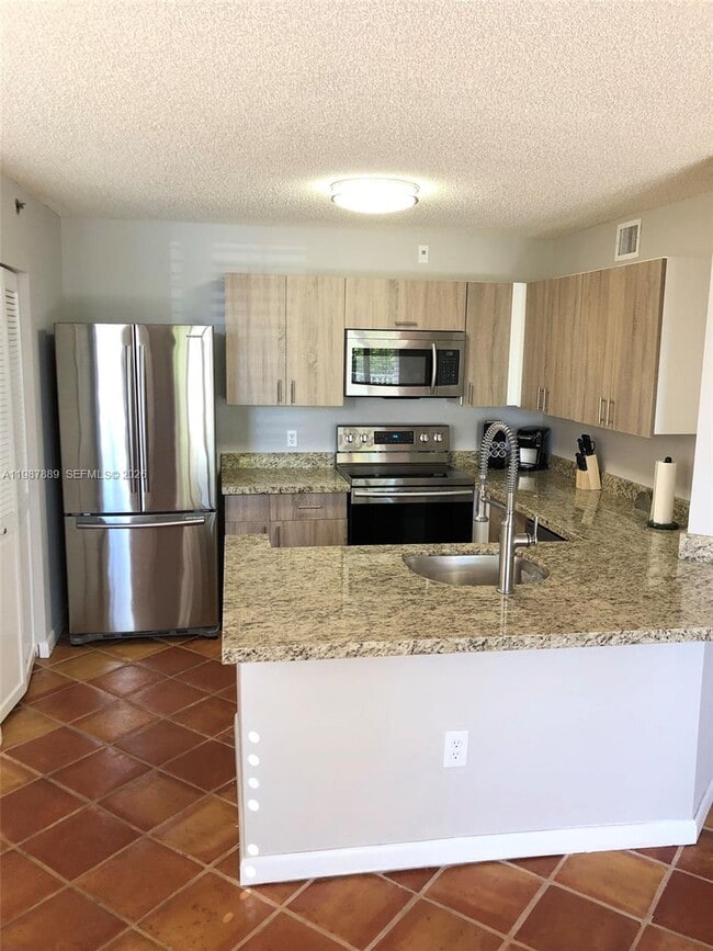 Building Photo - 19901 E Country Club Dr