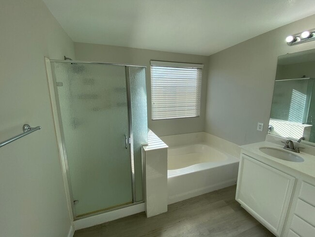 Building Photo - Two Story 3 bed/2.5 bath home in Silverado Ranch area