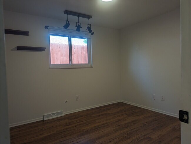 Building Photo - Charming Ranch in North Longmont!!!