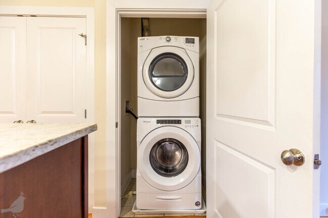 Building Photo - Bright and Spacious 2 Bedroom Abode in Bre...