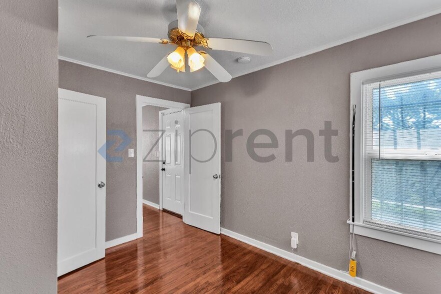 Building Photo - Unit