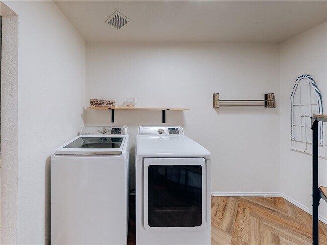 Building Photo - 2010 Carriage Club Dr