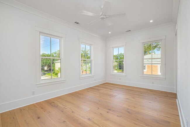 Building Photo - 302 W 38th St