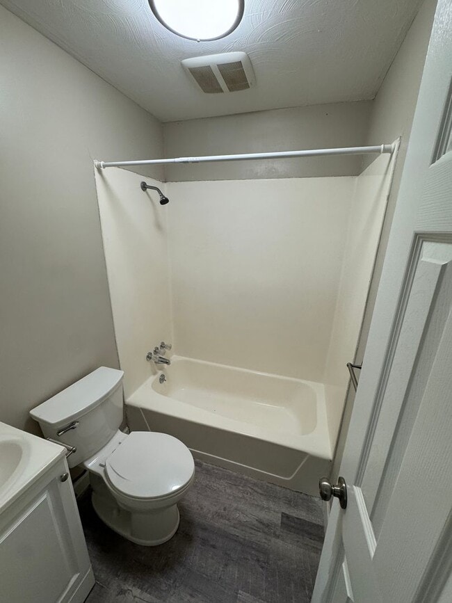 Building Photo - 101-103 Green Oaks Drive