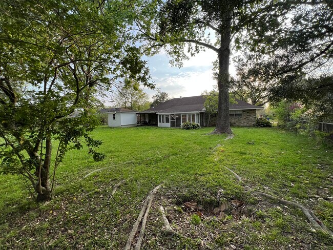 Building Photo - 1335 Sherwood Forest Blvd