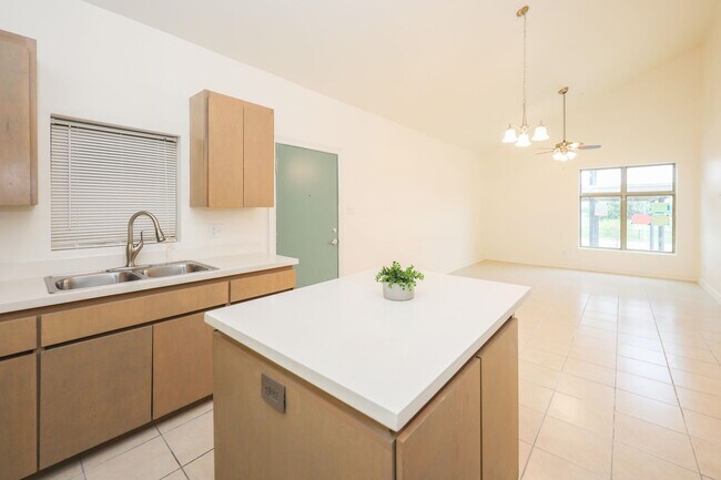 Building Photo - 1511 Don Camilo Blvd