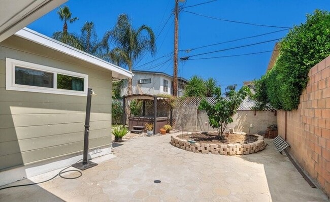 Building Photo - Single-Story 3BR Home with Permitted ADU, Private Yard & Cul-De-Sac Location – Van Nuys