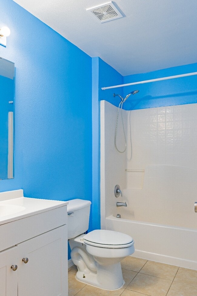 Building Photo - Spacious 4-Bed Groveland Home with Attached Garage, Central Air, and Private Patio