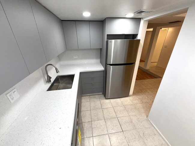 Building Photo - 3670 Inverrary Dr