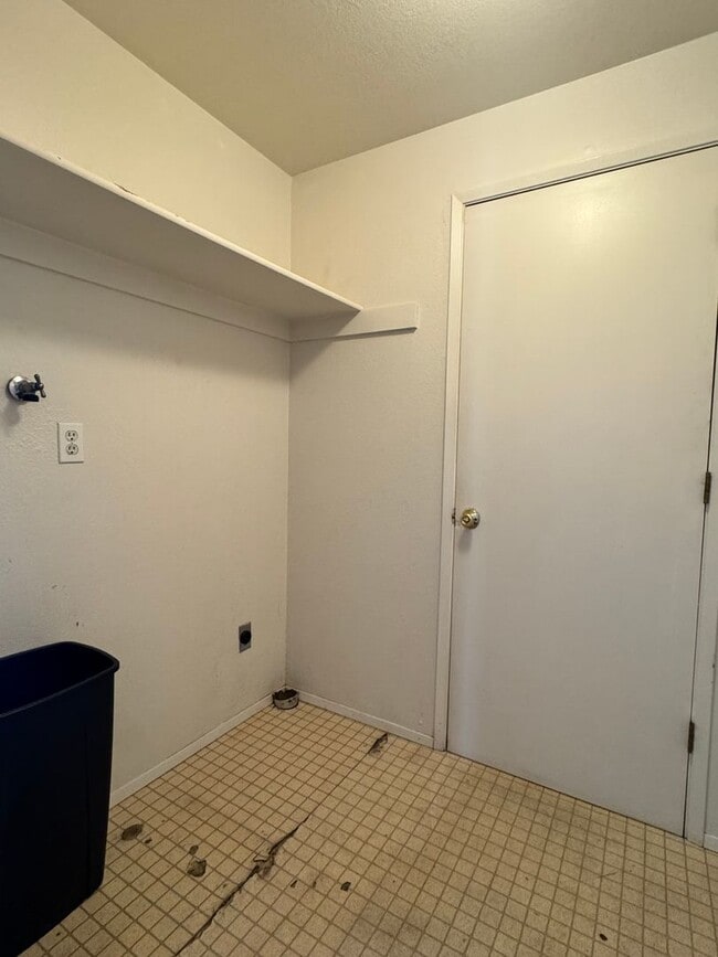 Building Photo - B1003