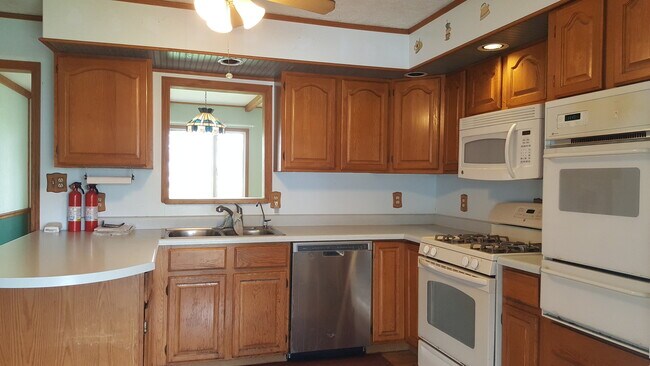 Building Photo - 21 E Romeo Rd
