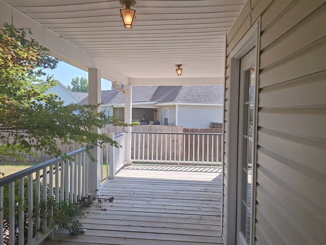 Building Photo - MOVE IN SPECIAL - $200 OFF TWO FULL MONTH'...