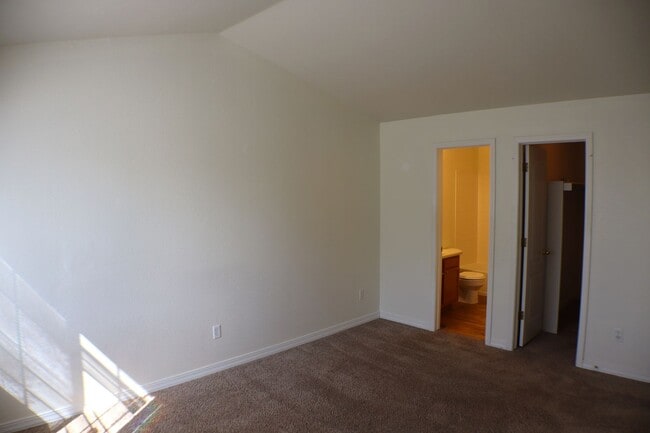 Building Photo - Comfortable 2-Bedroom Townhome in a Well-M...